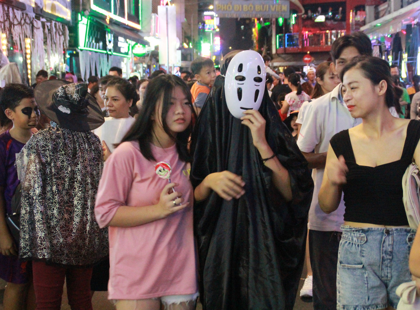 Muôn kiểu hóa trang “hết hồn” đổ về phố Bùi Viện chơi hội Halloween ảnh 23