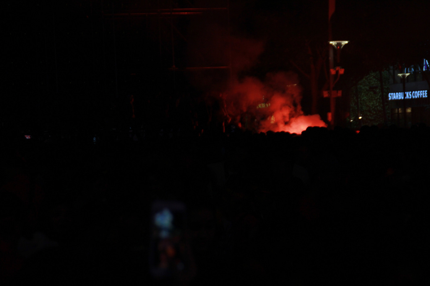 Việt Nam đấu Thái Lan, vạn người nhuộm đỏ phố Nguyễn Huệ ảnh 23