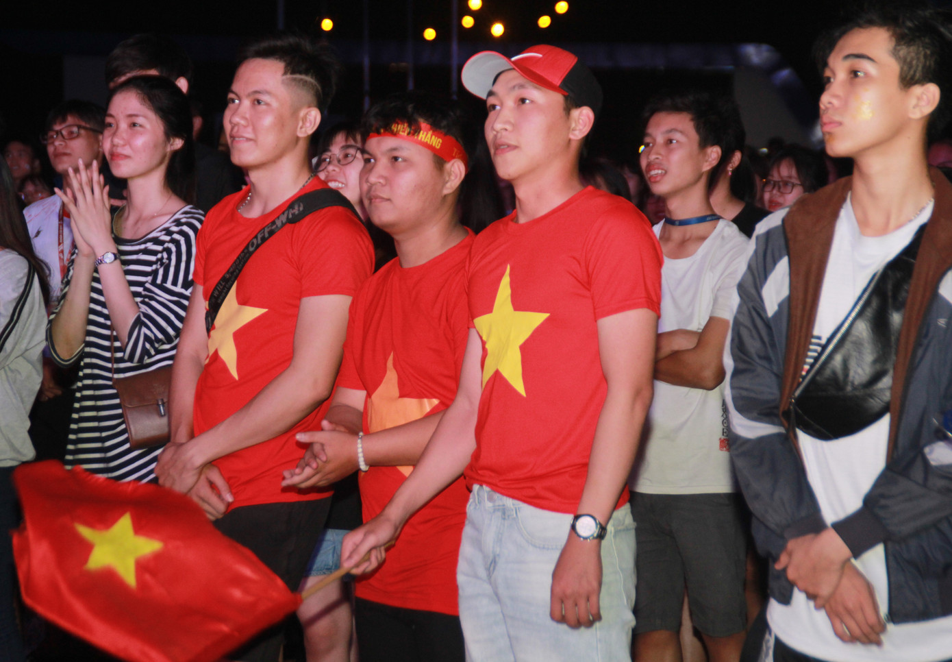 Hàng ngàn sinh viên TPHCM vỡ òa với chiến thắng ngọt ngào của tuyển Việt Nam ảnh 16