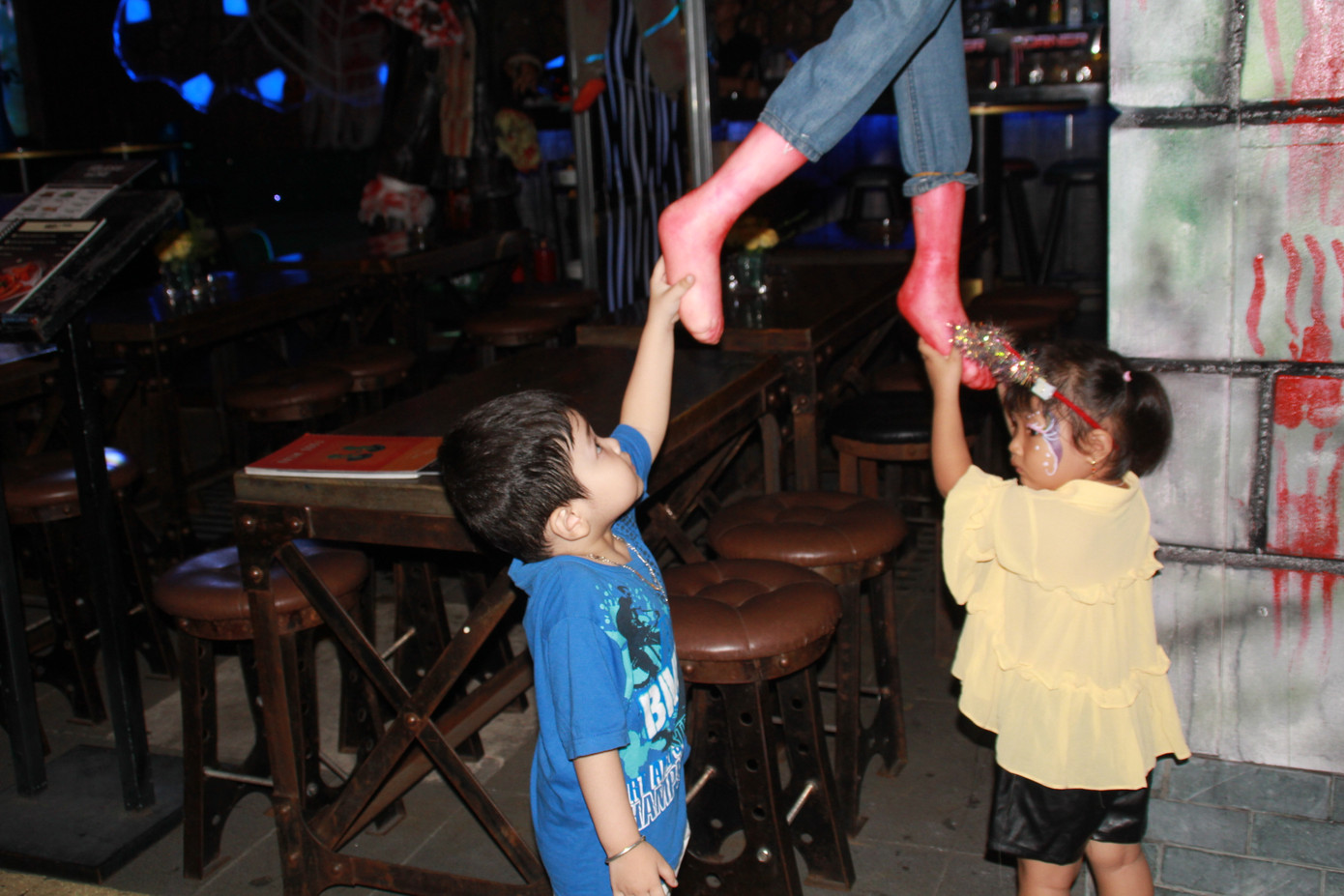 Muôn kiểu hóa trang “hết hồn” đổ về phố Bùi Viện chơi hội Halloween ảnh 20