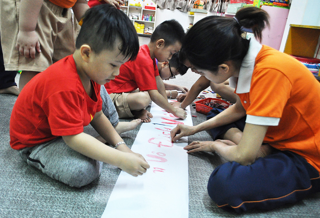 Học sinh tiểu học TPHCM diện áo cờ đỏ sao vàng tiếp lửa cho U22 Việt Nam ảnh 6