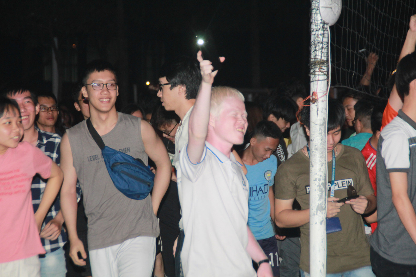 Hàng ngàn sinh viên TPHCM vỡ òa với chiến thắng ngọt ngào của tuyển Việt Nam ảnh 18