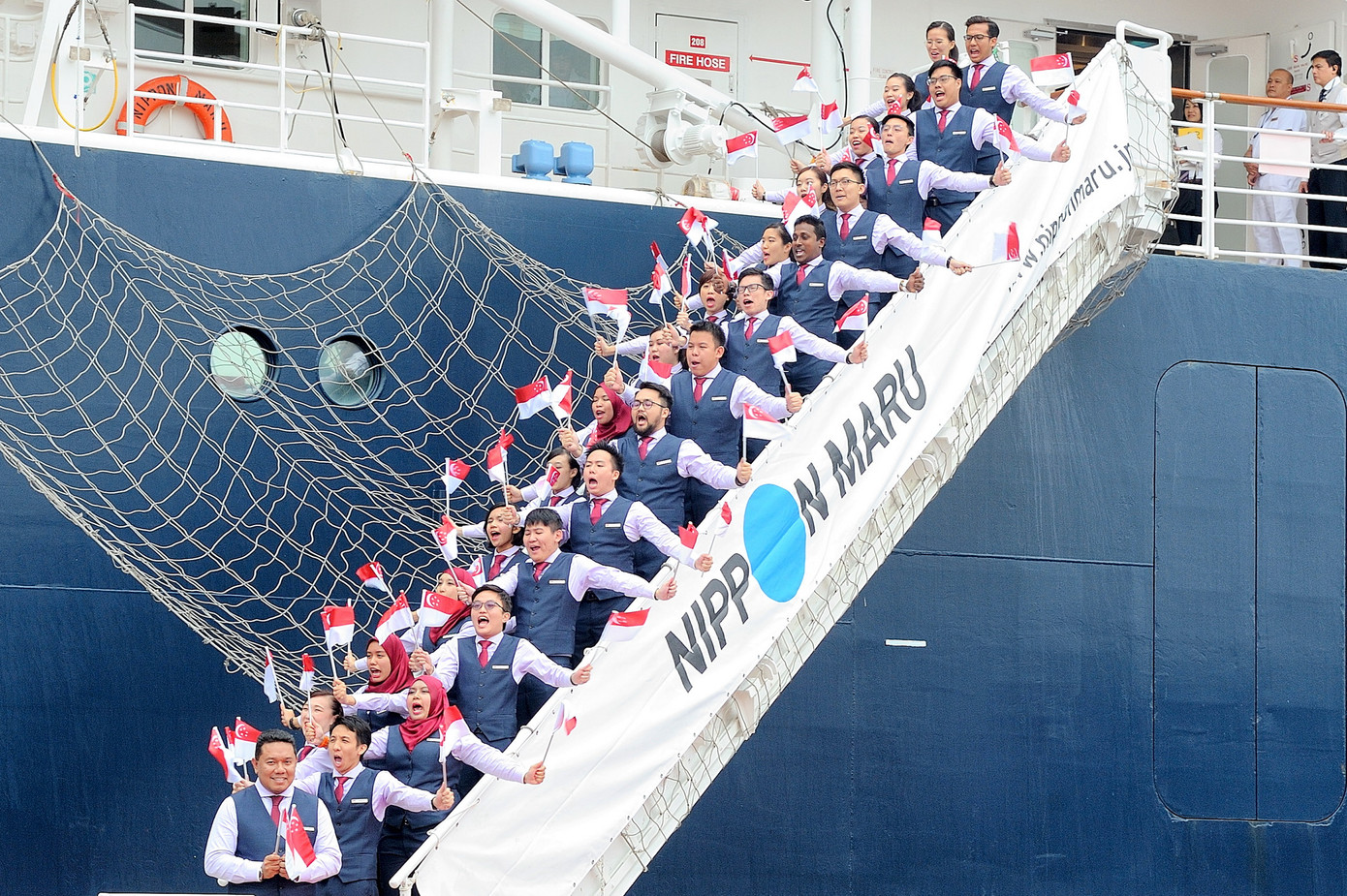 Đại biểu Tàu Thanh niên Đông Nam Á - Nhật Bản bắt đầu lưu giữ kỷ niệm tại TPHCM ảnh 7