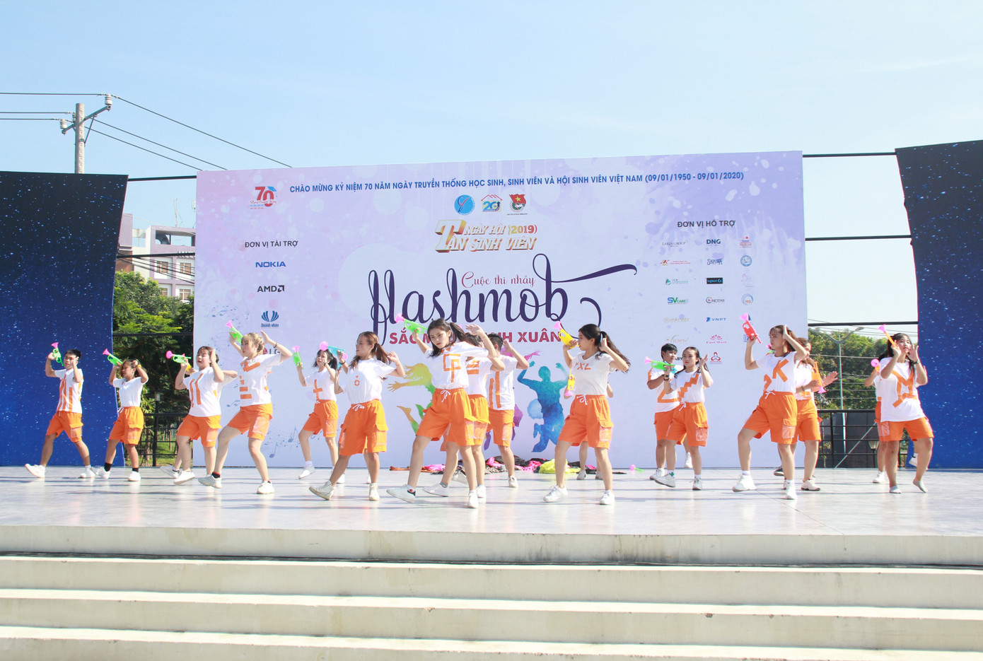 Bạn trẻ sôi nổi nhảy flashmob, ca hát, thi tài robot... ở ngày hội Tân sinh viên ảnh 1