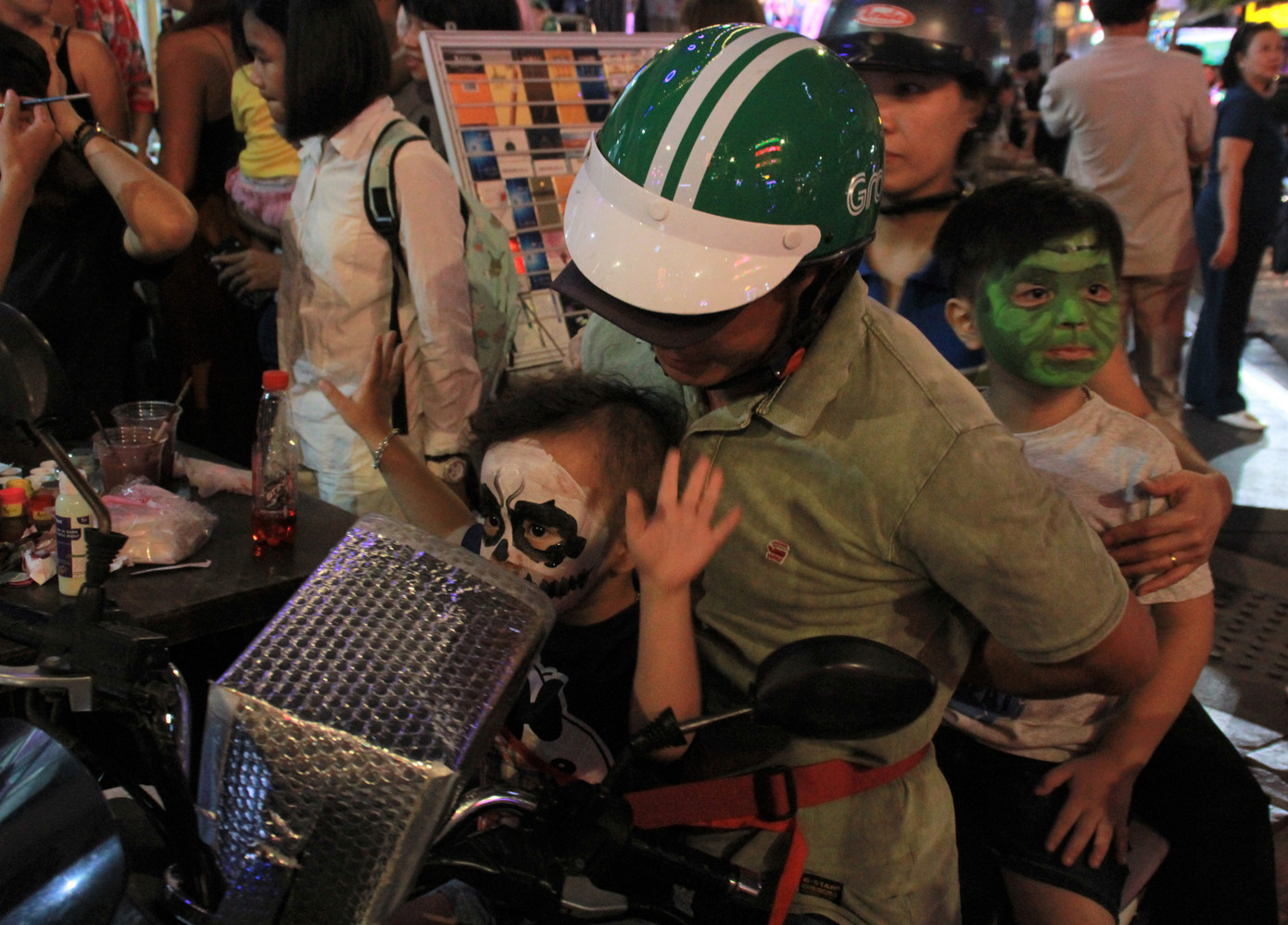 Muôn kiểu hóa trang “hết hồn” đổ về phố Bùi Viện chơi hội Halloween ảnh 5