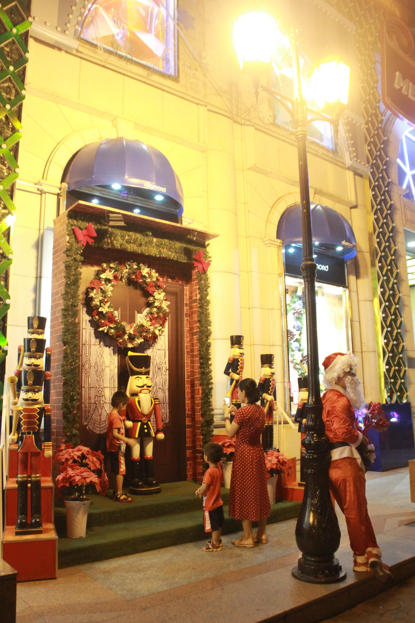 Lung linh ấm áp những cung đường góc phố Sài Gòn trước thềm Giáng sinh ảnh 7