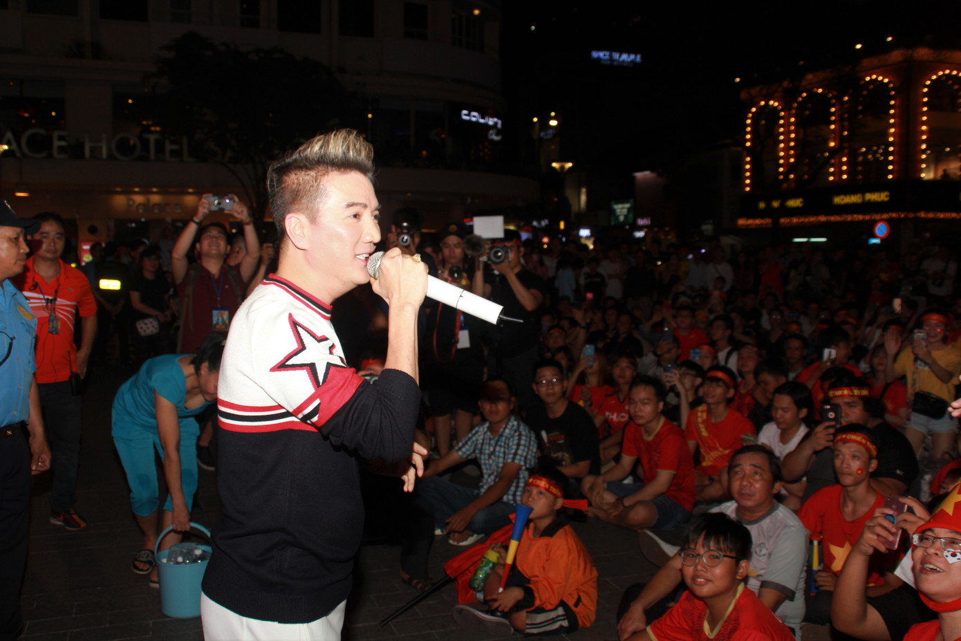 Đàm Vĩnh Hưng cùng hàng nghìn CĐV hô vang 'Việt Nam' ảnh 7