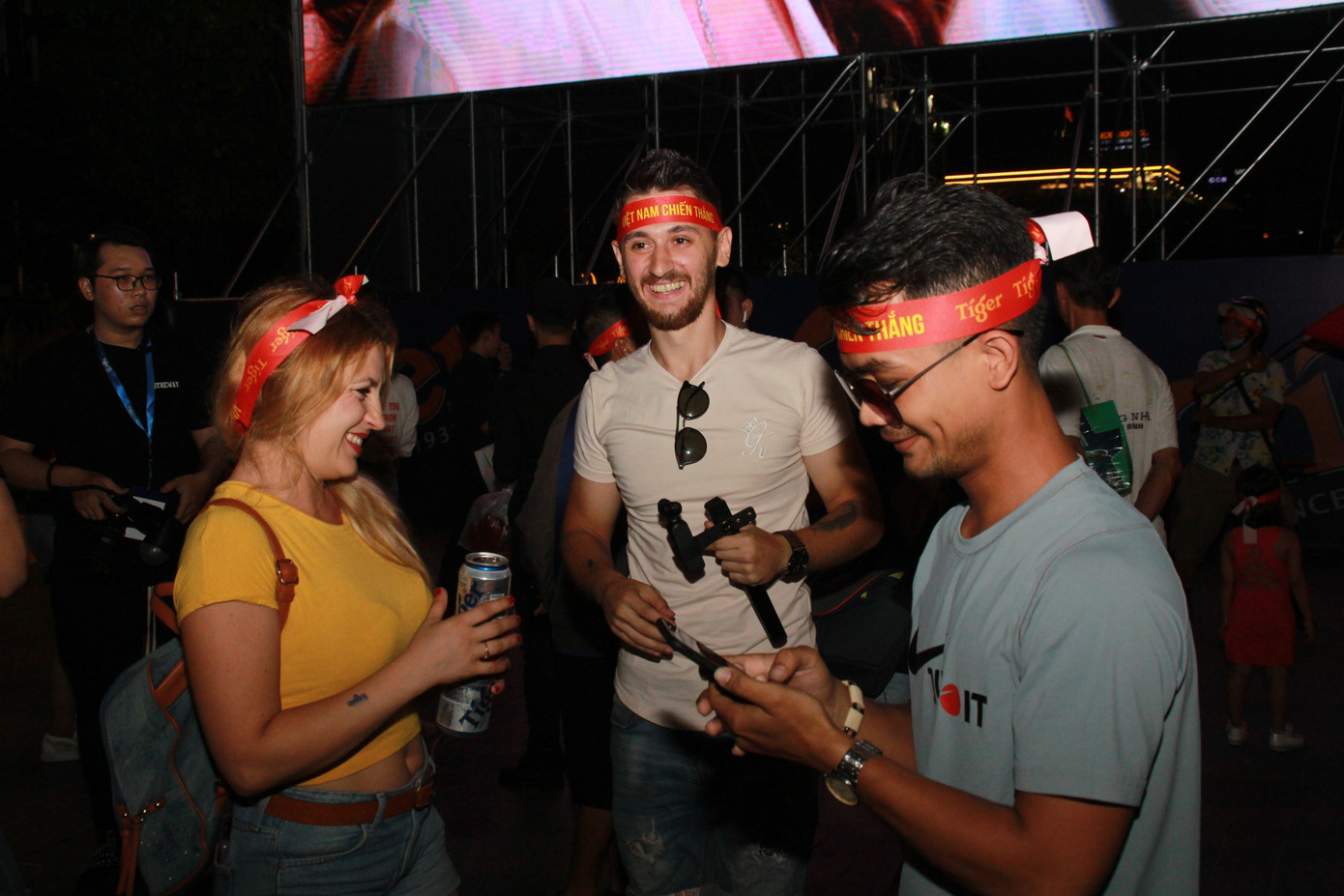 Nữ DJ ở phố đi bộ Nguyễn Huệ khuấy động không khí trận Việt Nam - UAE ảnh 3