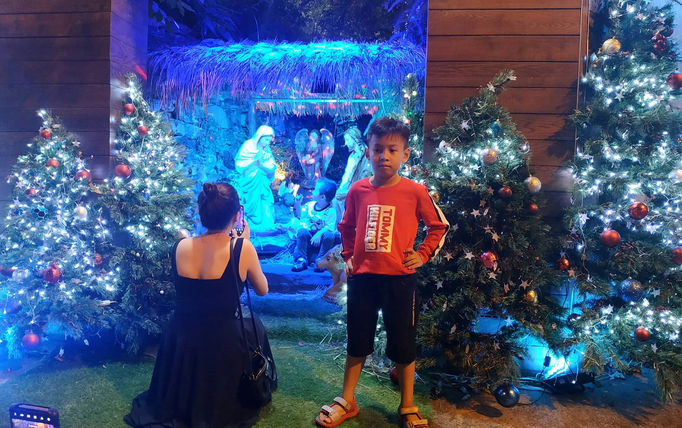 Bố mẹ đưa con đến check-in ở biệt thự lộng lẫy của Đàm Vĩnh Hưng đêm Noel ảnh 3