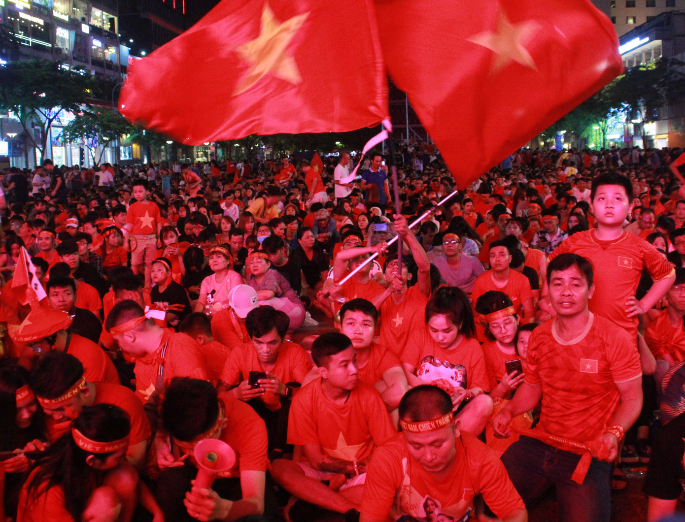 Việt Nam đấu Thái Lan, vạn người nhuộm đỏ phố Nguyễn Huệ ảnh 3