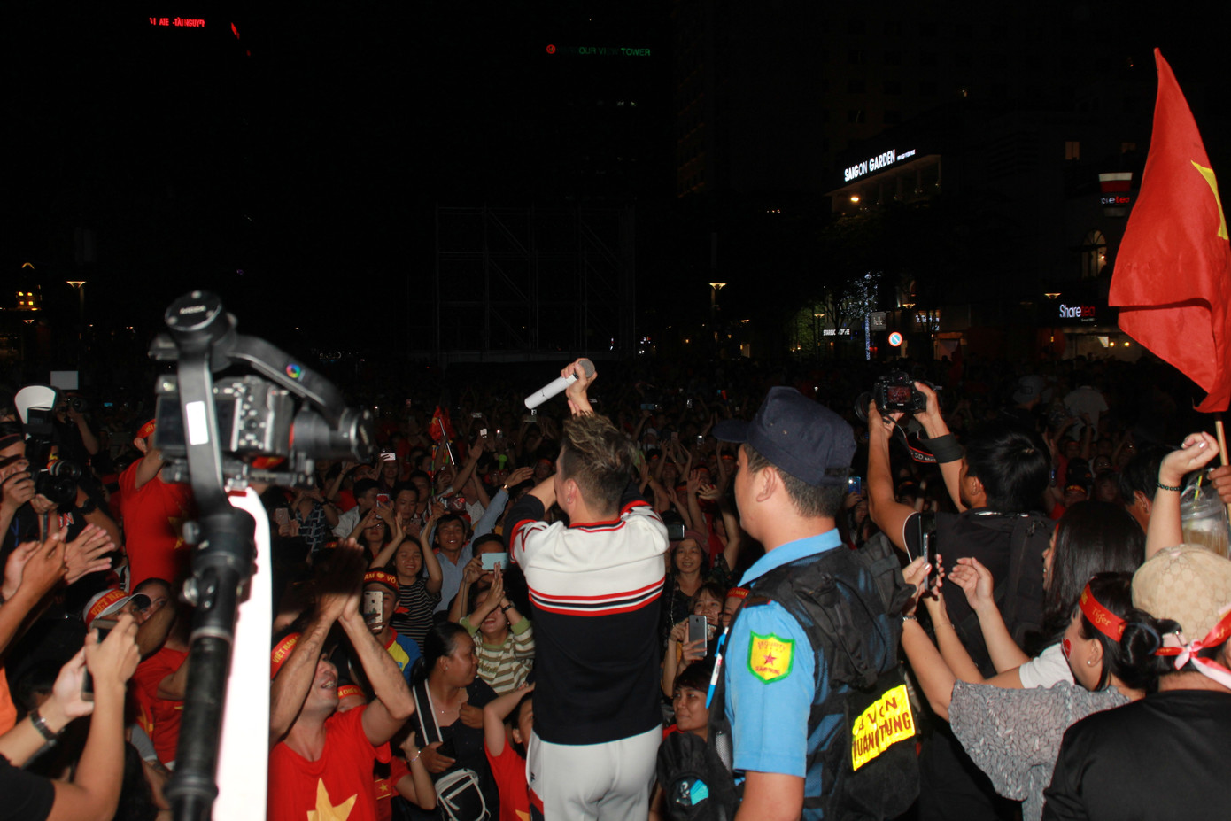 Đàm Vĩnh Hưng cùng hàng nghìn CĐV hô vang 'Việt Nam' ảnh 10