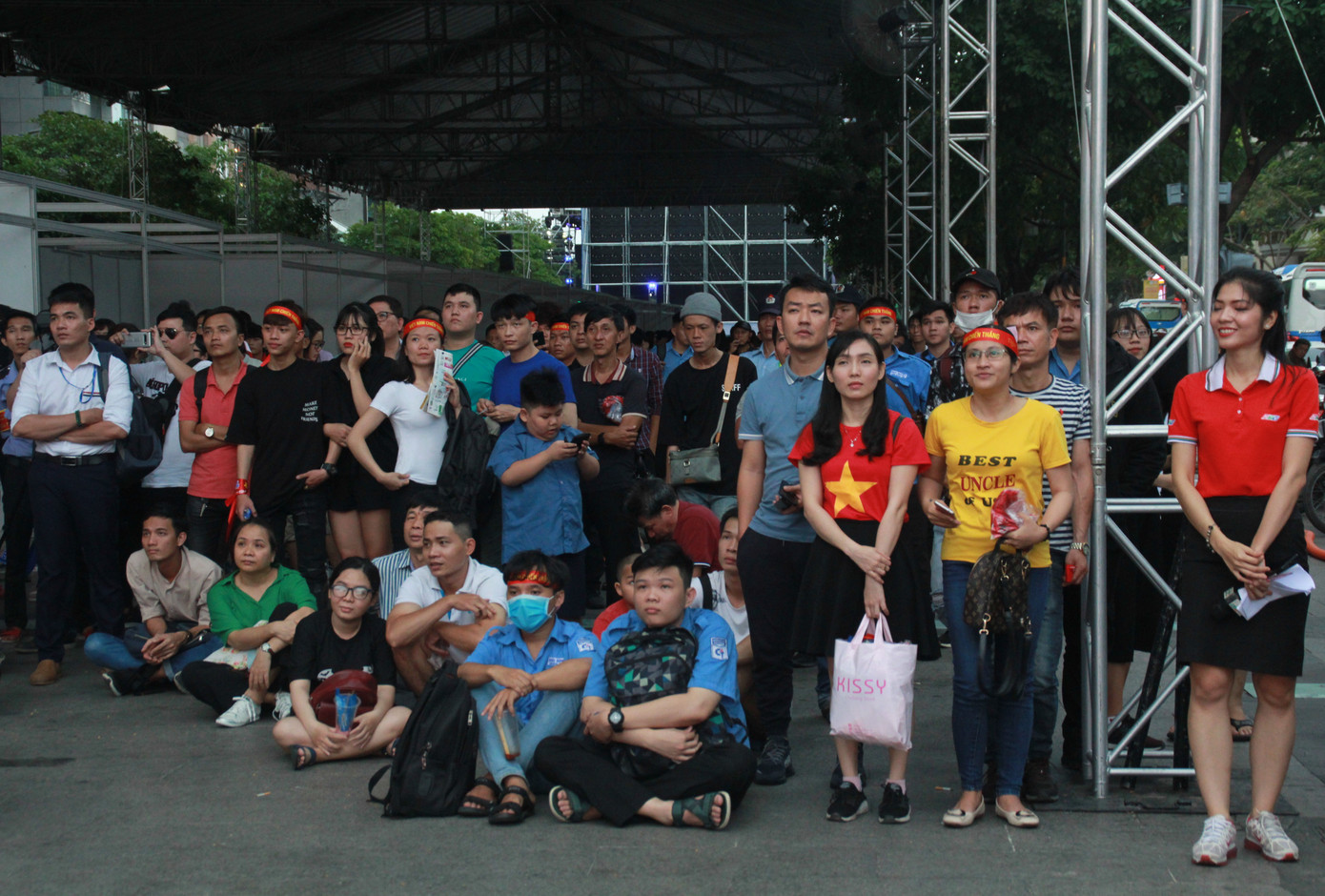 Lên phố đi bộ ủng hộ U22 Việt Nam ra quân ở SEA Games 30 ảnh 1