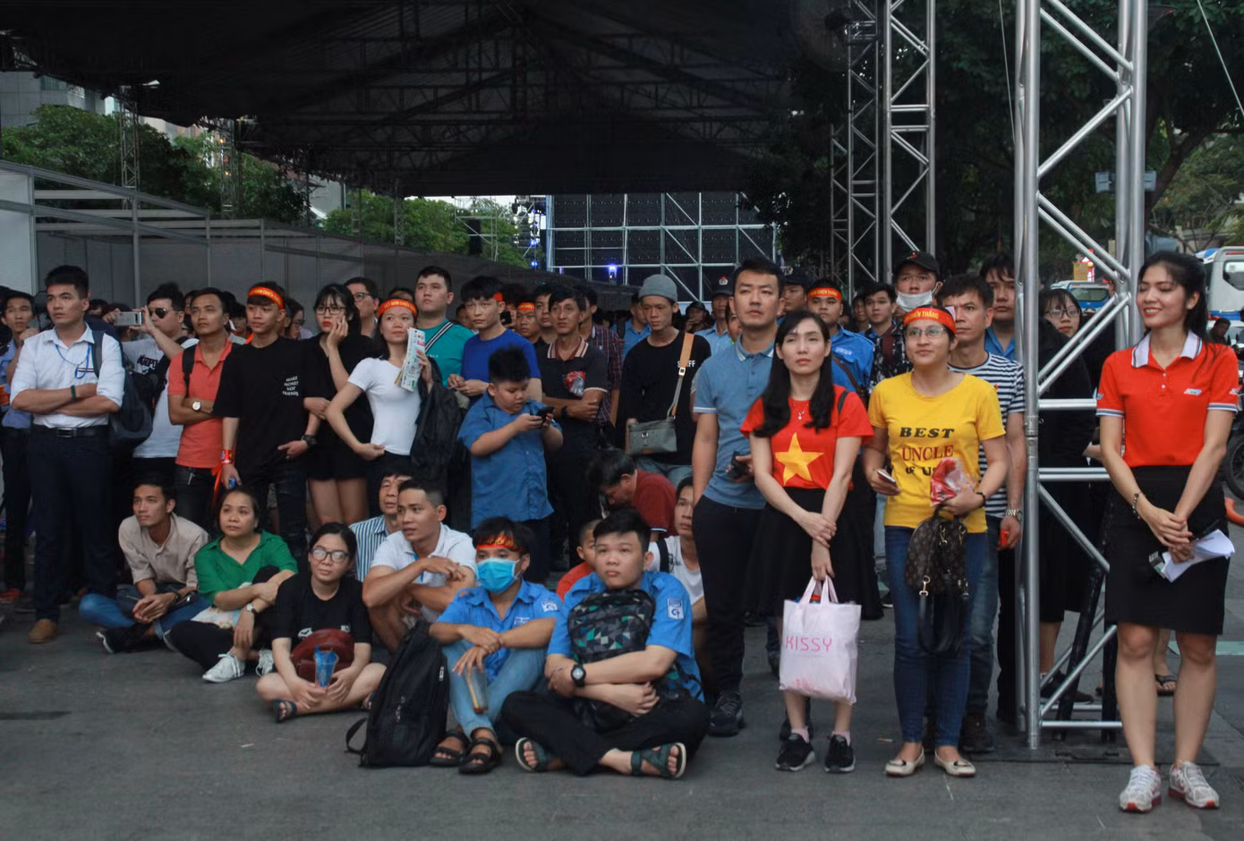 Lên phố đi bộ ủng hộ U22 Việt Nam ra quân ở SEA Games 30 ảnh 1