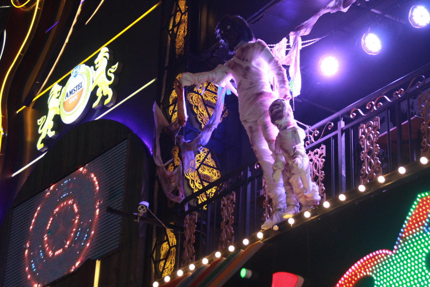 Muôn kiểu hóa trang “hết hồn” đổ về phố Bùi Viện chơi hội Halloween ảnh 6