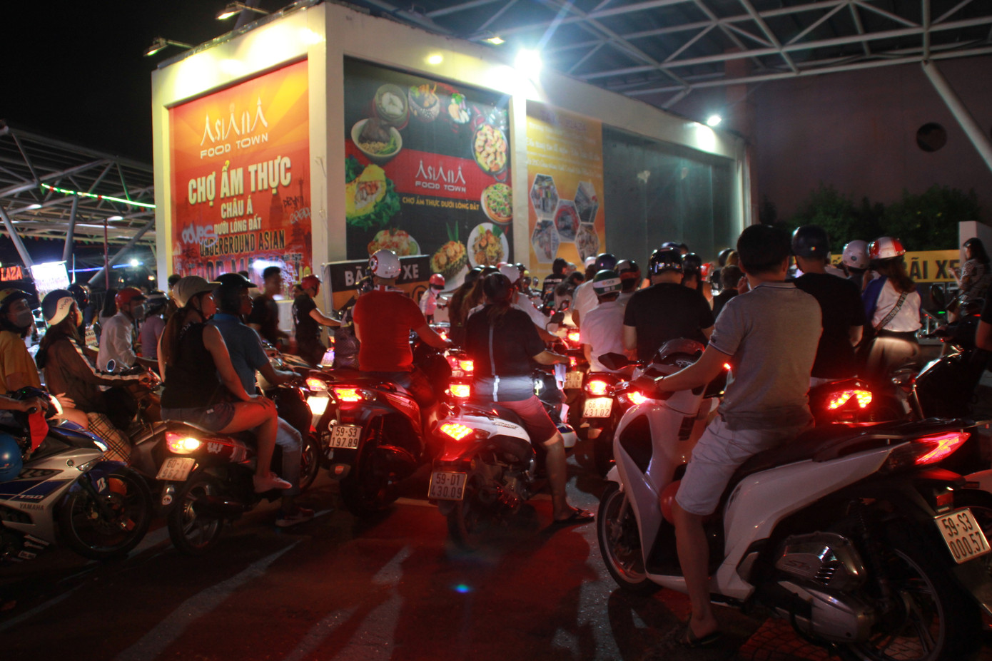 Muôn kiểu hóa trang “hết hồn” đổ về phố Bùi Viện chơi hội Halloween ảnh 24