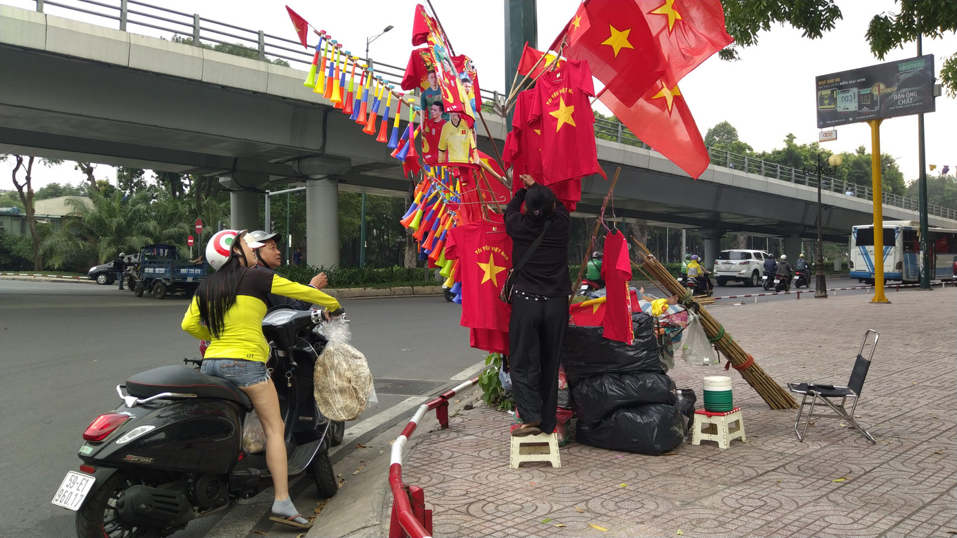 Học sinh tiểu học TPHCM diện áo cờ đỏ sao vàng tiếp lửa cho U22 Việt Nam ảnh 14