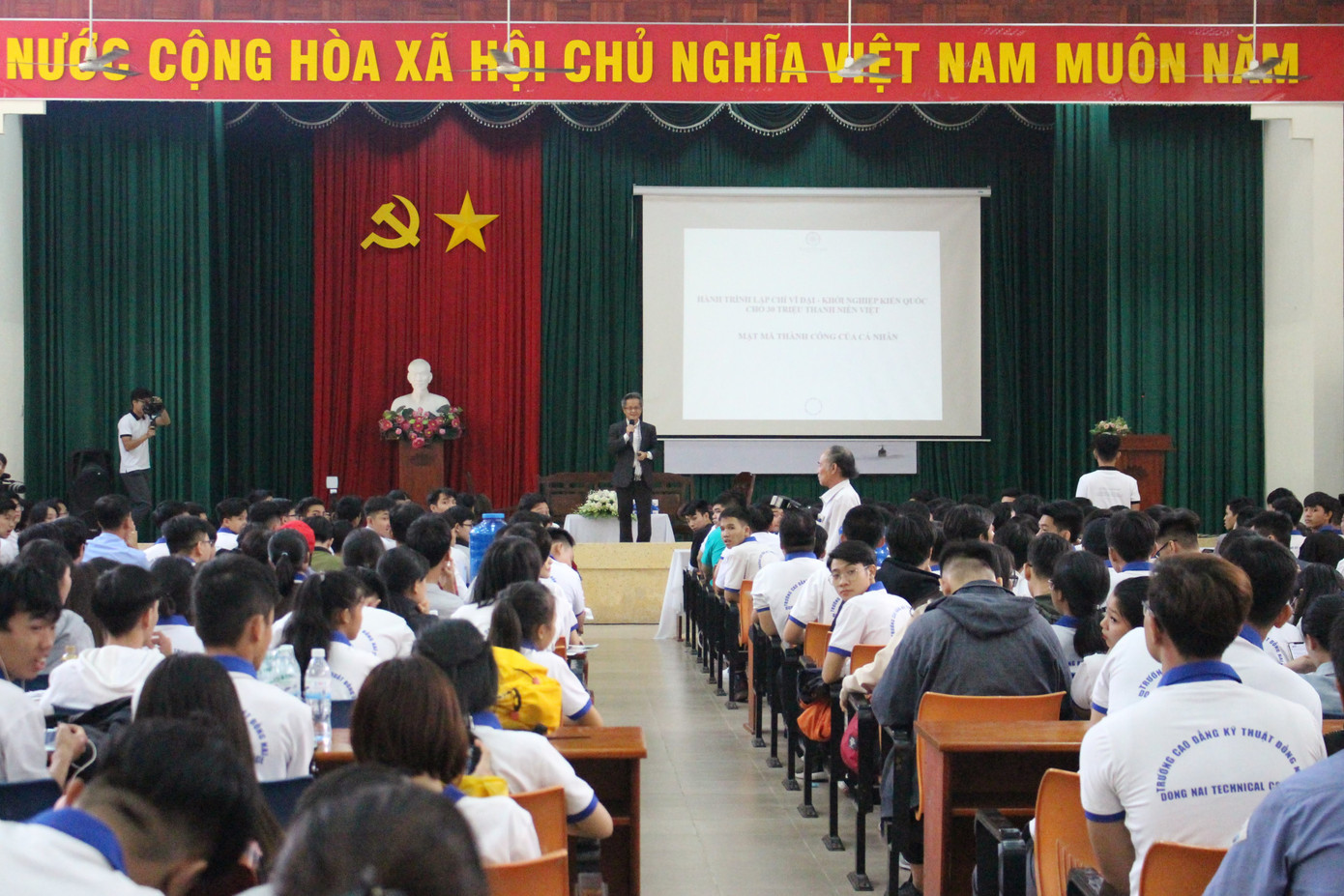 Học sinh sinh viên tìm hiểu, trải nghiệm thực tế nghề nghiệp tương lai ảnh 4