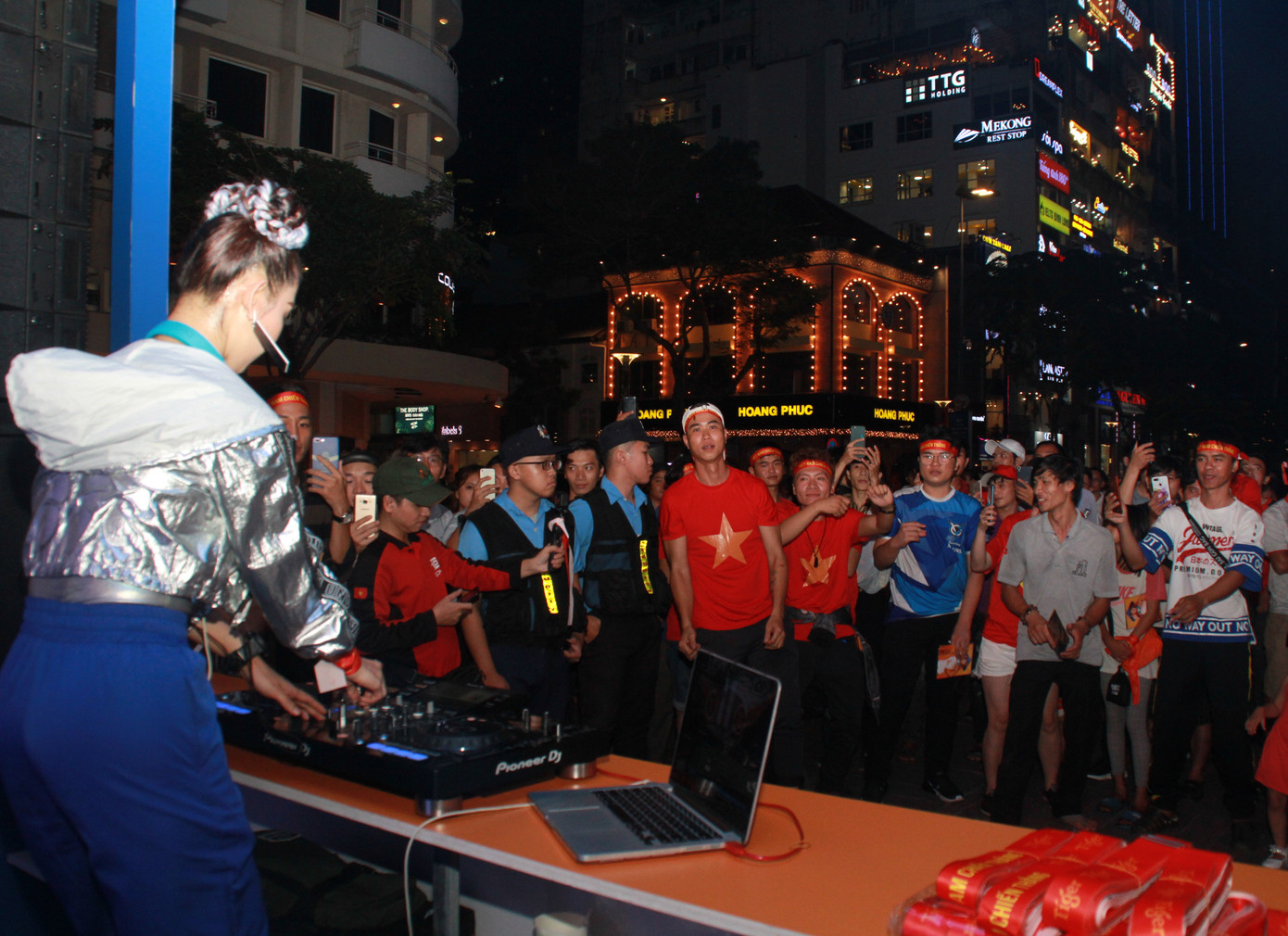 Nữ DJ ở phố đi bộ Nguyễn Huệ khuấy động không khí trận Việt Nam - UAE ảnh 2
