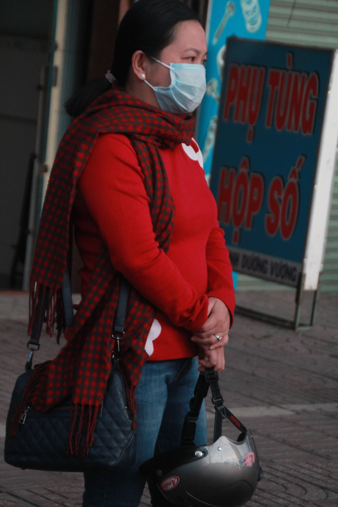 Người Sài Gòn khoác áo mưa, quấn khăn... chống lạnh buổi sáng ảnh 8