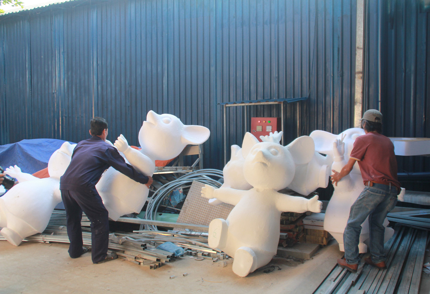 Ngoài chuột bố mẹ, xưởng này còn đảm nhận việc tạo tác nên 7 chú chuột con khác Hé lộ tạo hình nhà chuột tại đường hoa Tết ở phố Nguyễn Huệ ảnh 7