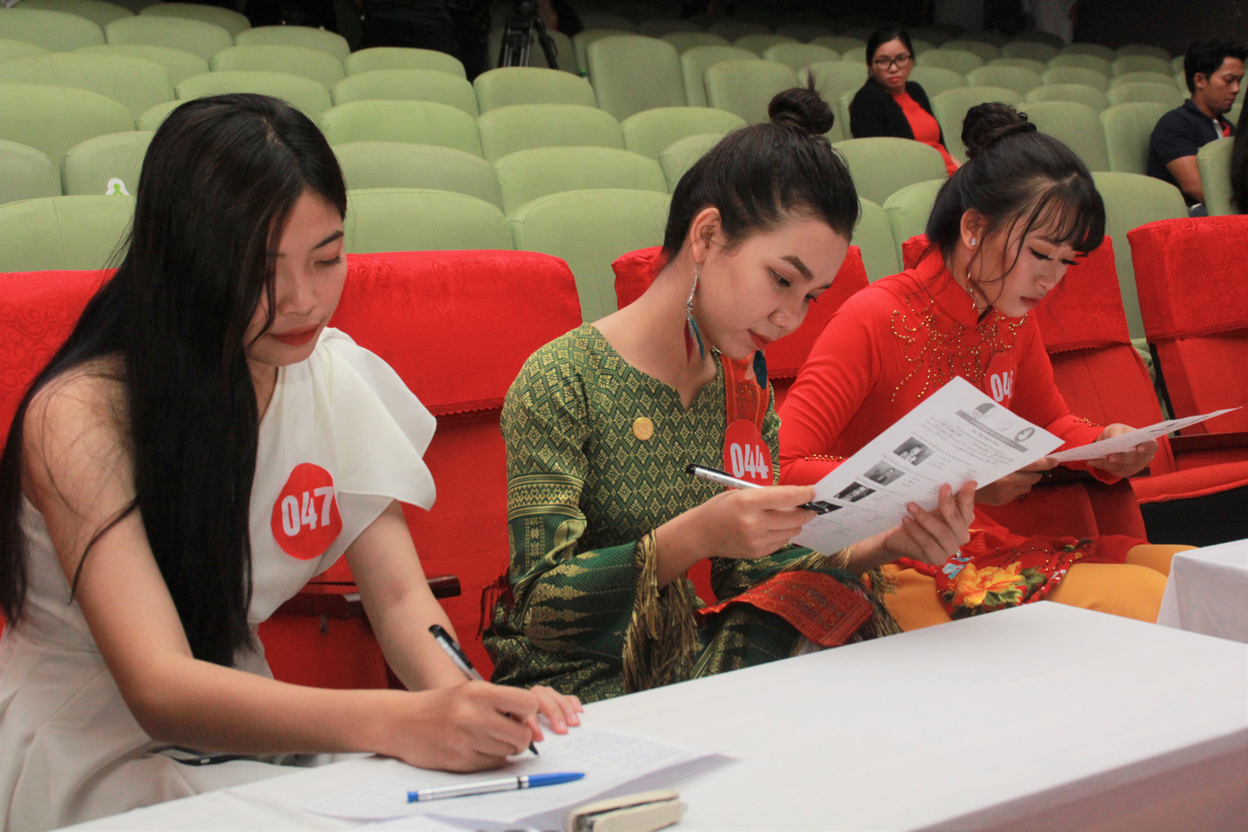 Nữ sinh Chăm mặc áo dài mẹ may thi Hoa khôi Sinh viên Việt Nam 2020 ảnh 14