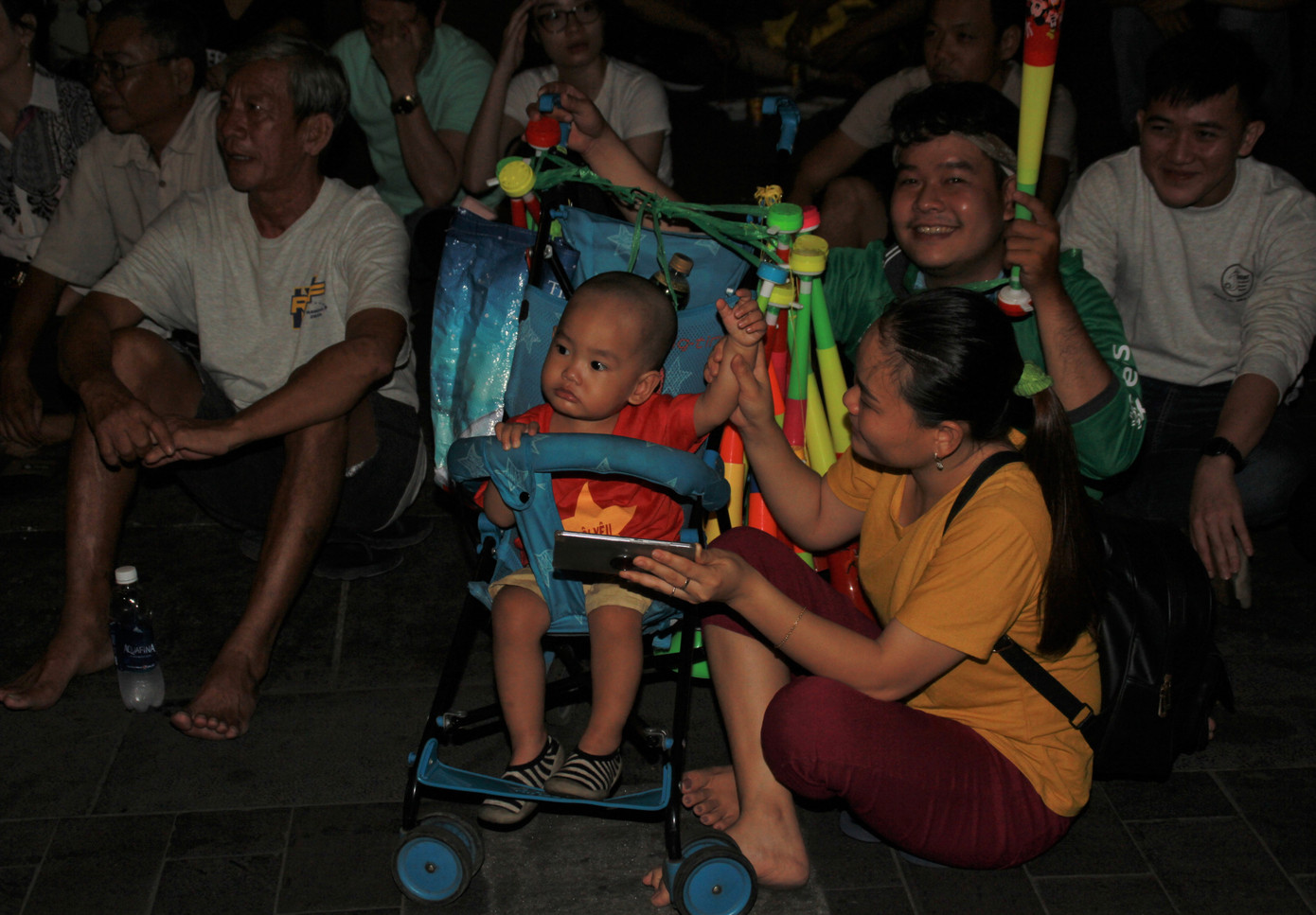 Việt Nam đấu Thái Lan, vạn người nhuộm đỏ phố Nguyễn Huệ ảnh 21