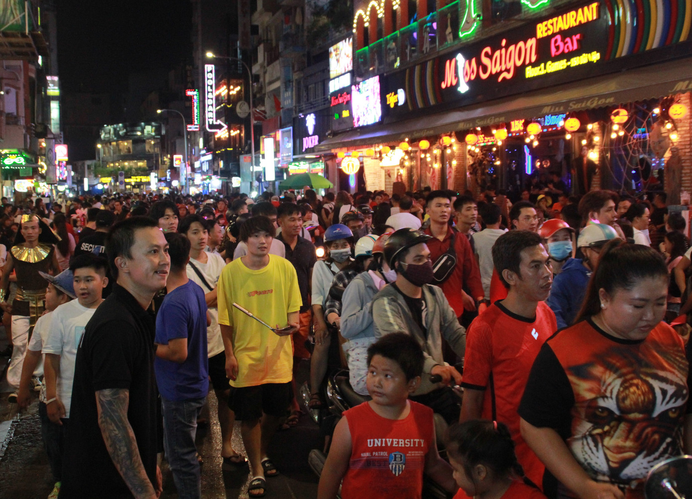 Muôn kiểu hóa trang “hết hồn” đổ về phố Bùi Viện chơi hội Halloween ảnh 1