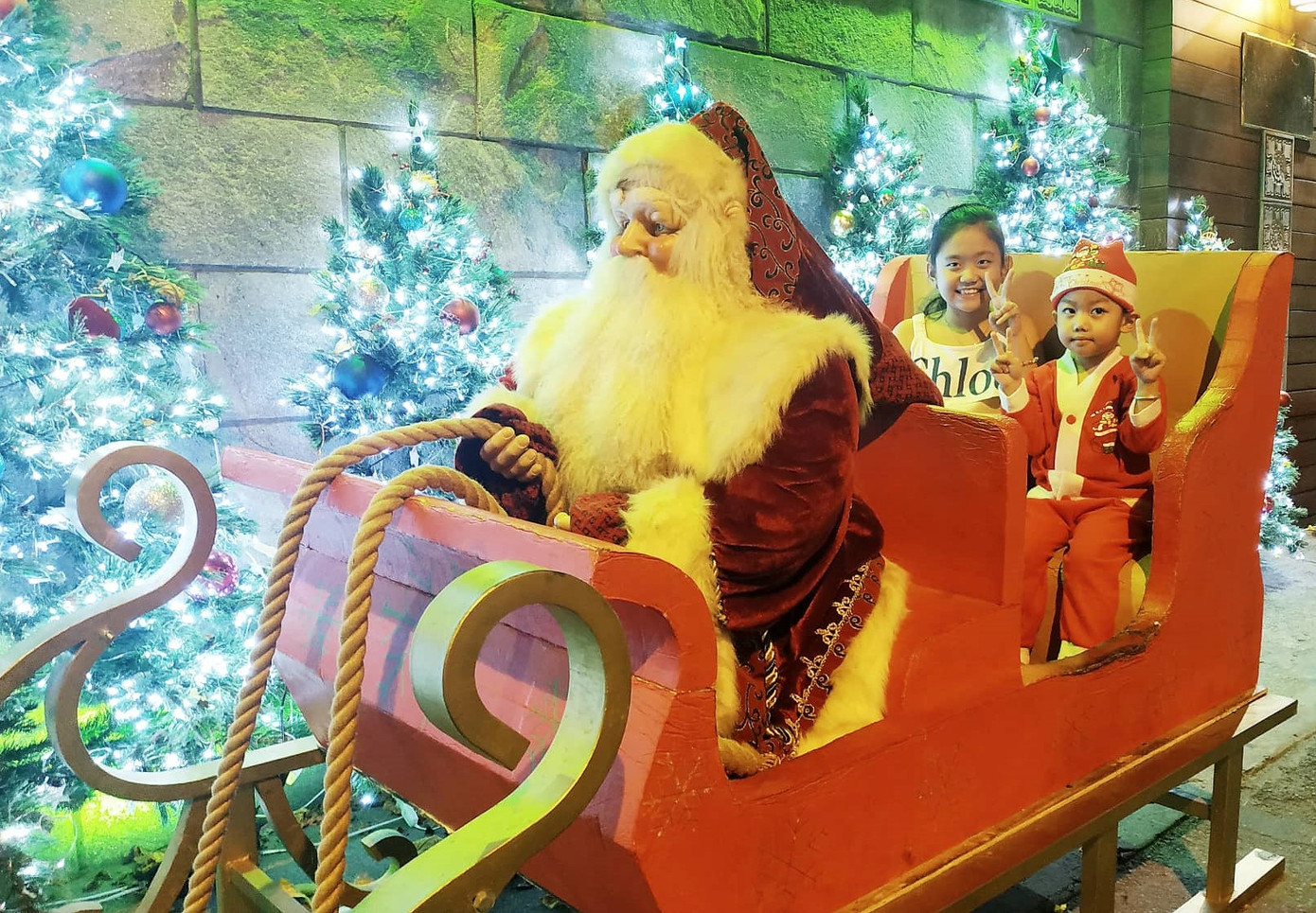 Bố mẹ đưa con đến check-in ở biệt thự lộng lẫy của Đàm Vĩnh Hưng đêm Noel ảnh 2