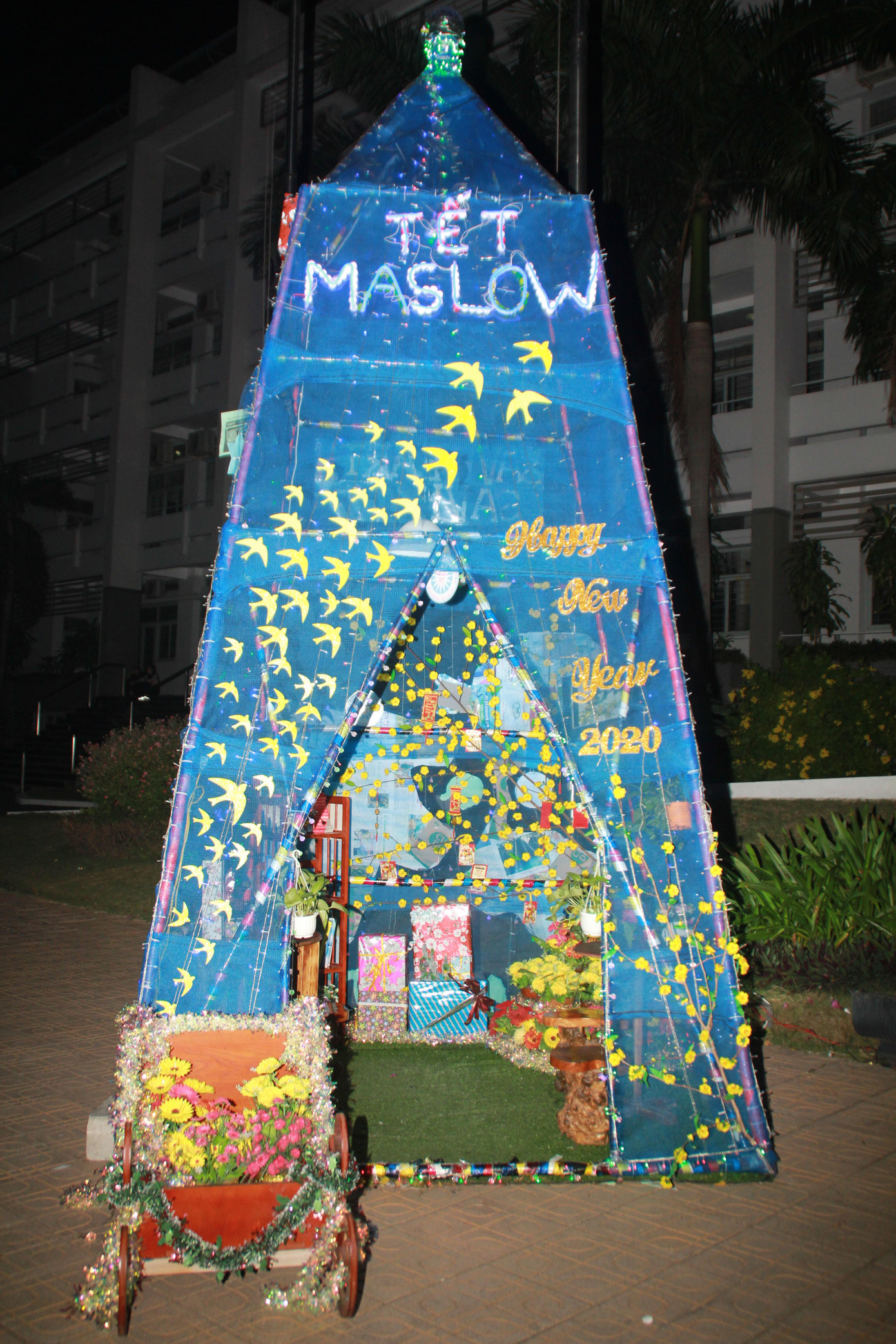 Mê ly với không gian đón Giáng sinh “xịn sò” giữa trường đại học ảnh 17