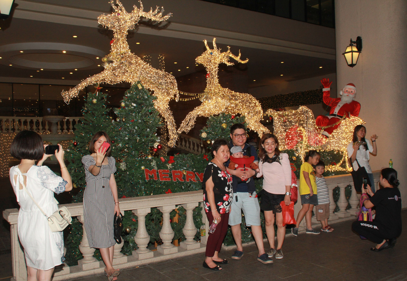 Lung linh ấm áp những cung đường góc phố Sài Gòn trước thềm Giáng sinh ảnh 3