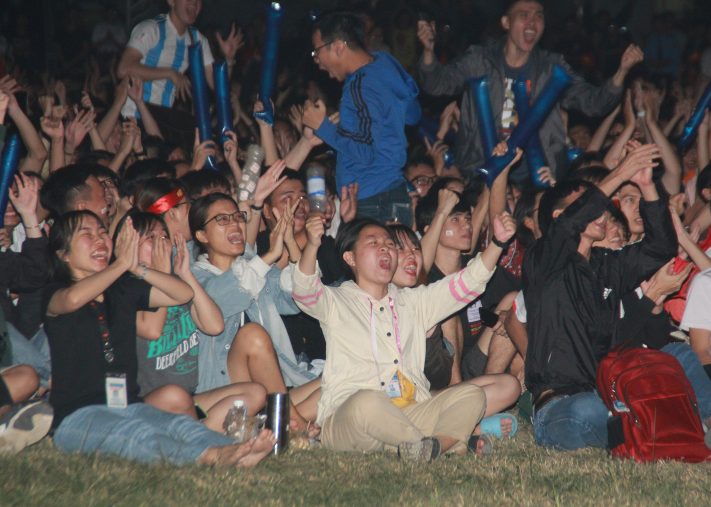 Hàng ngàn sinh viên TPHCM vỡ òa với chiến thắng ngọt ngào của tuyển Việt Nam ảnh 7