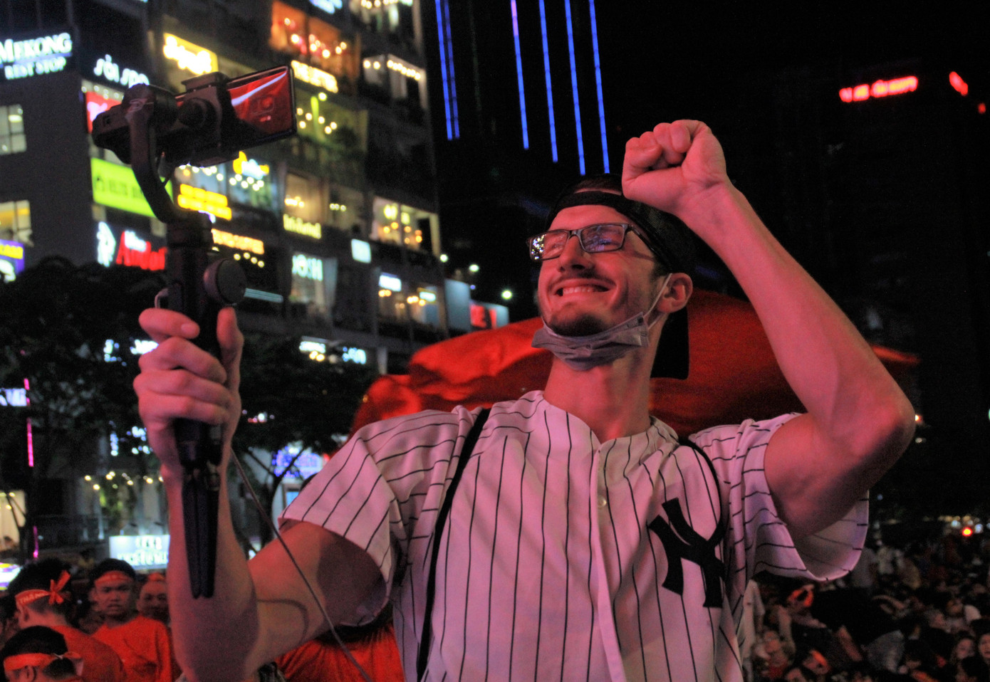 Việt Nam đấu Thái Lan, vạn người nhuộm đỏ phố Nguyễn Huệ ảnh 18