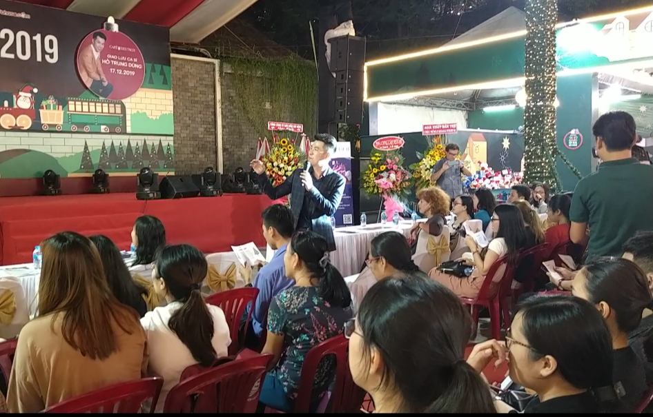 Lung linh ấm áp những cung đường góc phố Sài Gòn trước thềm Giáng sinh ảnh 10