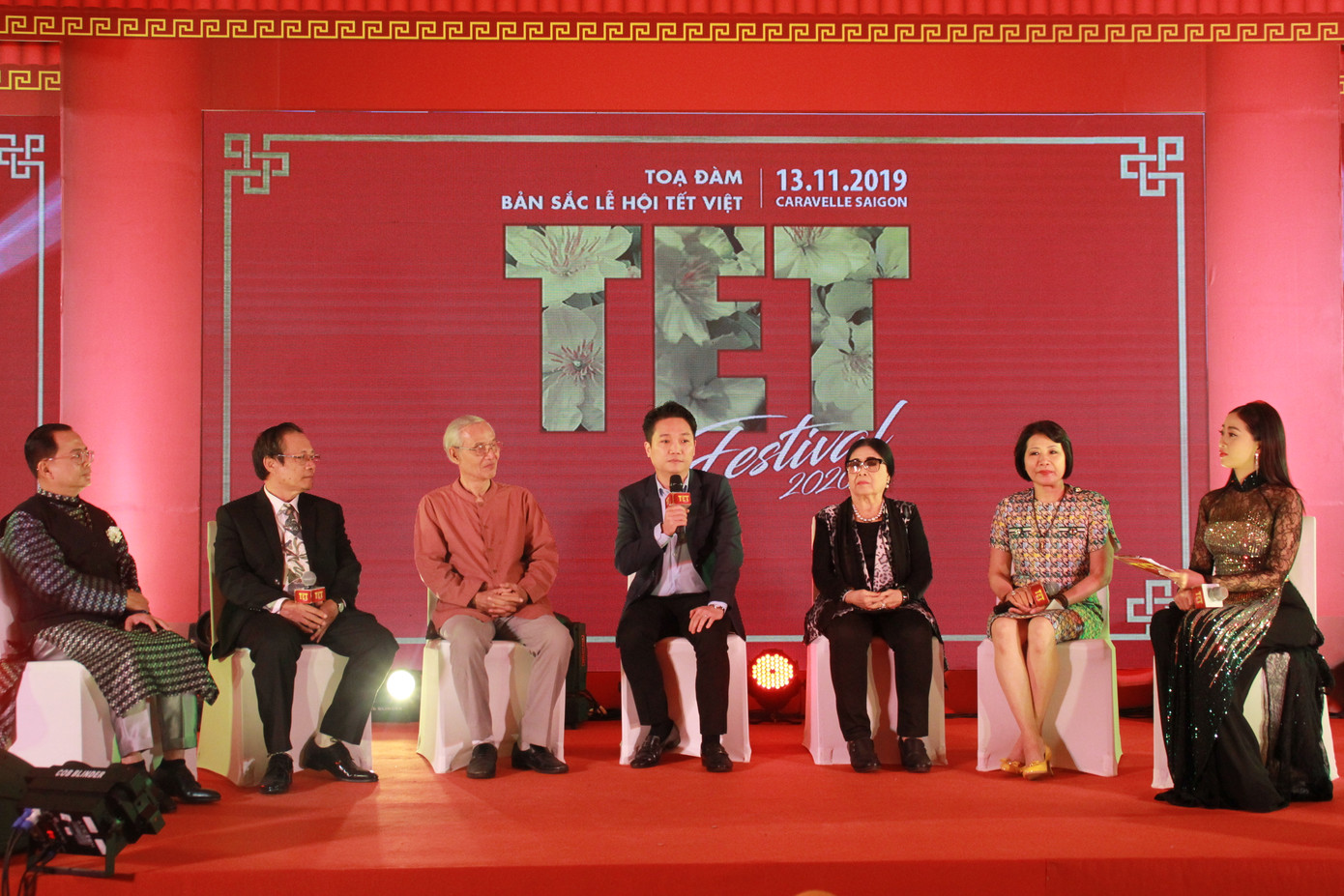 Cùng gói bánh chưng, xem dựng cây nêu, vui trò chơi dân gian... tại lễ hội TET Festival ảnh 1