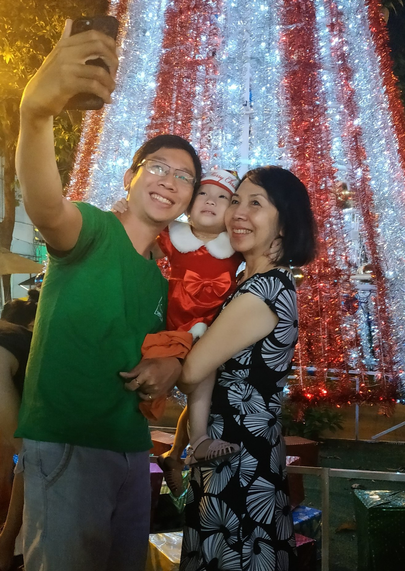 Bố mẹ đưa con đến check-in ở biệt thự lộng lẫy của Đàm Vĩnh Hưng đêm Noel ảnh 11