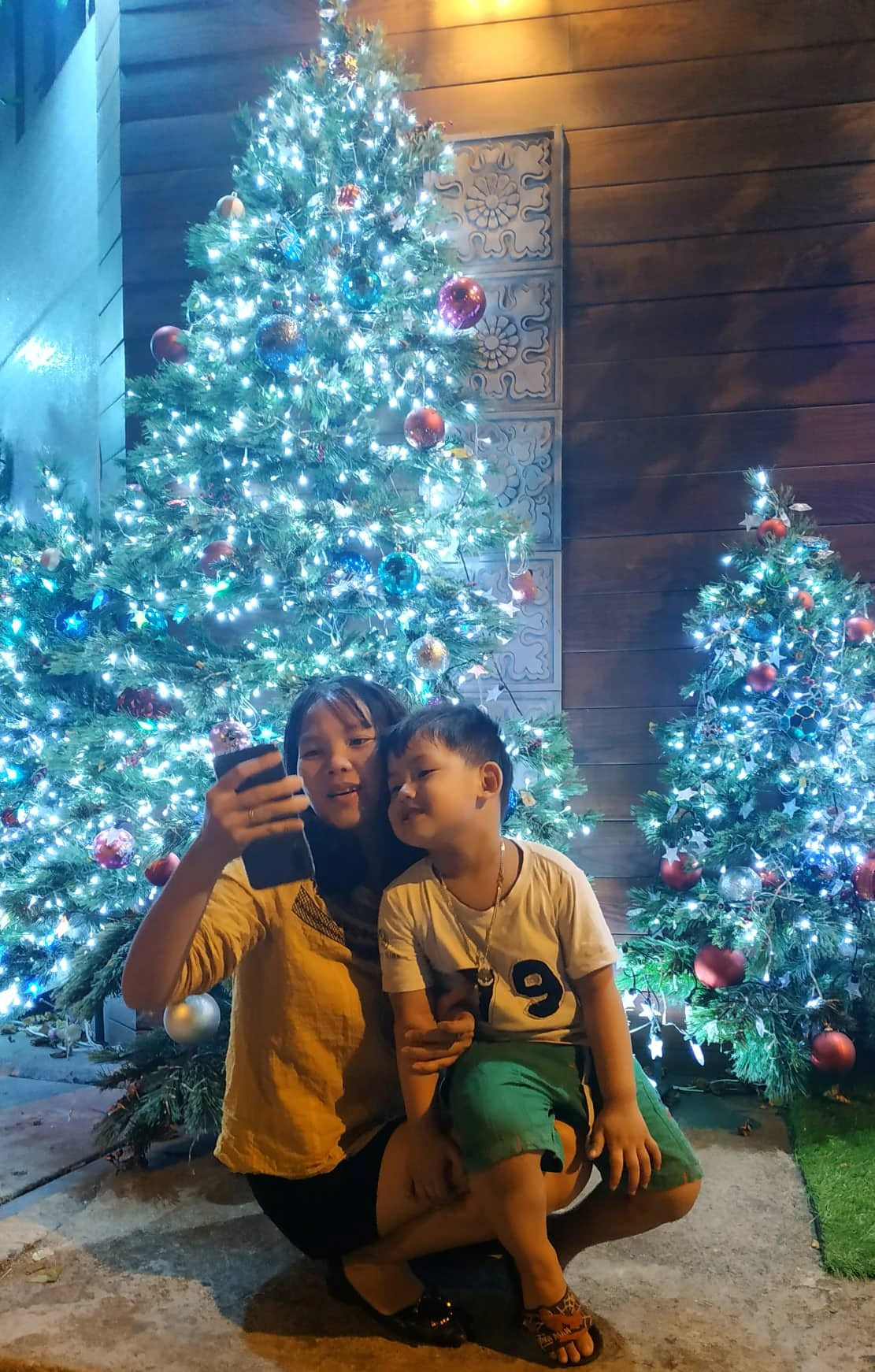 Bố mẹ đưa con đến check-in ở biệt thự lộng lẫy của Đàm Vĩnh Hưng đêm Noel ảnh 7