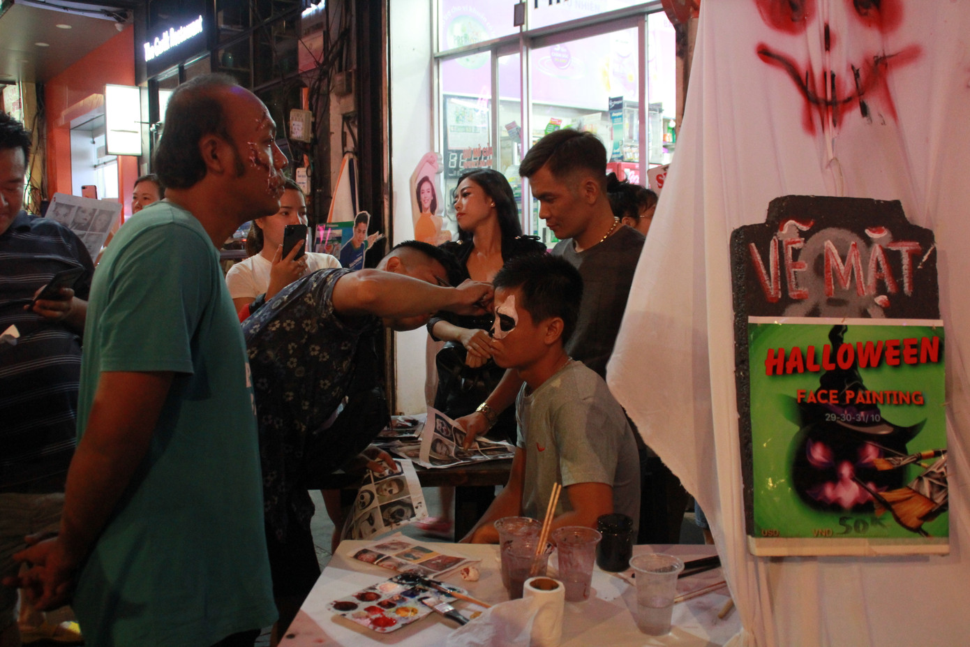 Muôn kiểu hóa trang “hết hồn” đổ về phố Bùi Viện chơi hội Halloween ảnh 3