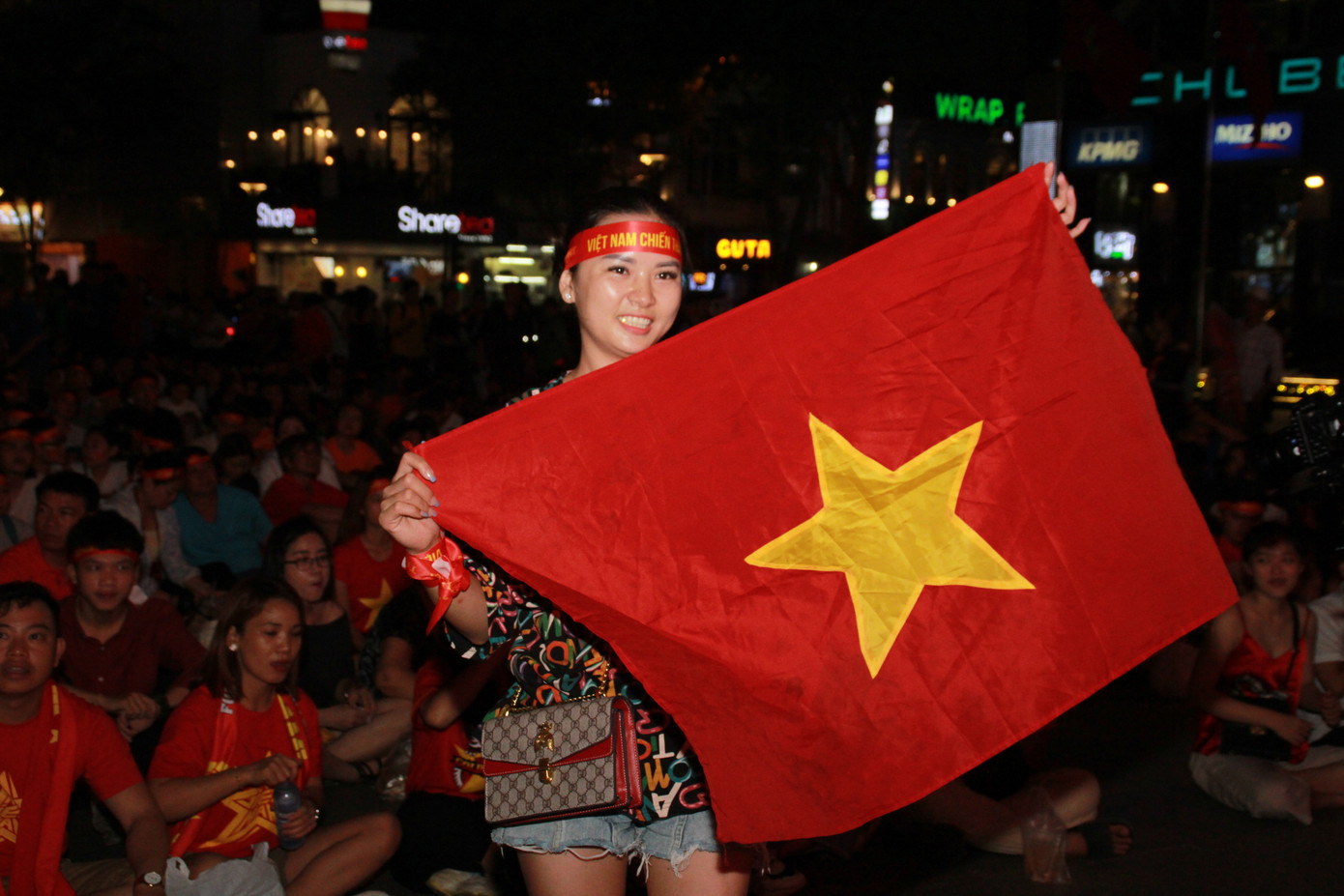 Nữ DJ ở phố đi bộ Nguyễn Huệ khuấy động không khí trận Việt Nam - UAE ảnh 6