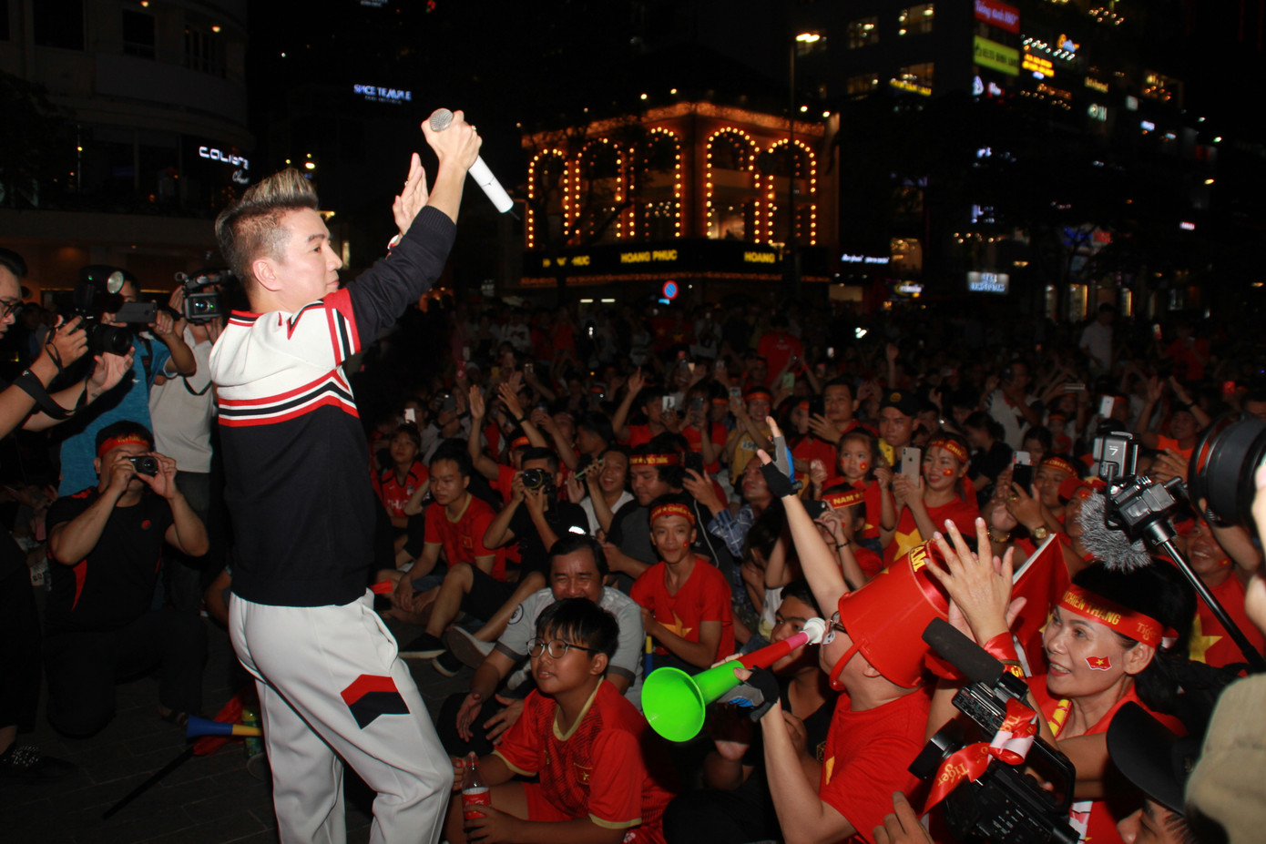 Đàm Vĩnh Hưng cùng hàng nghìn CĐV hô vang 'Việt Nam' ảnh 8