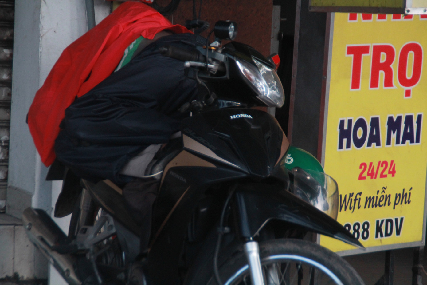 Người Sài Gòn khoác áo mưa, quấn khăn... chống lạnh buổi sáng ảnh 6