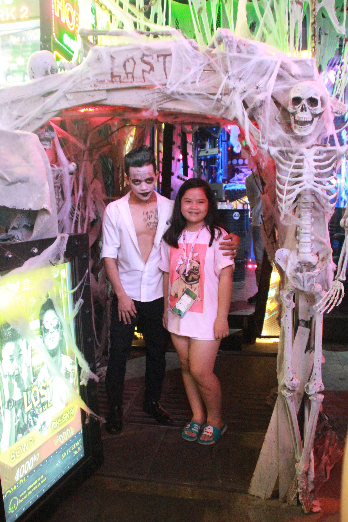 Muôn kiểu hóa trang “hết hồn” đổ về phố Bùi Viện chơi hội Halloween ảnh 15