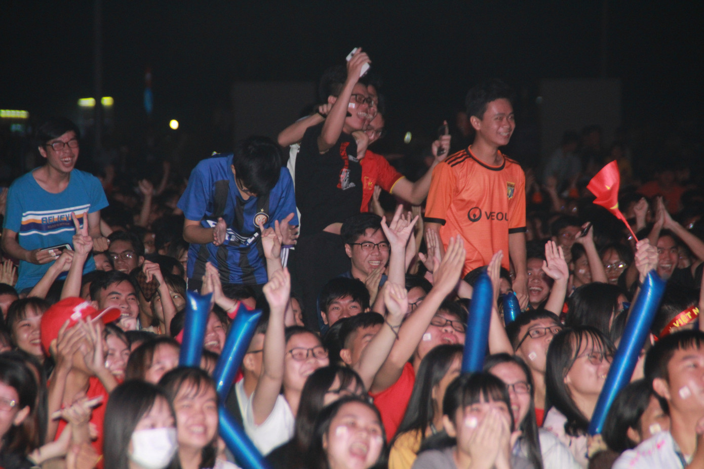 Hàng ngàn sinh viên TPHCM vỡ òa với chiến thắng ngọt ngào của tuyển Việt Nam ảnh 8