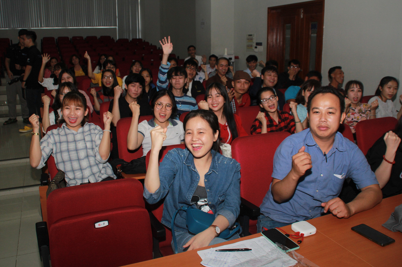 Thủ khoa sảng khoái trải nghiệm trước lúc nhận học bổng ảnh 3