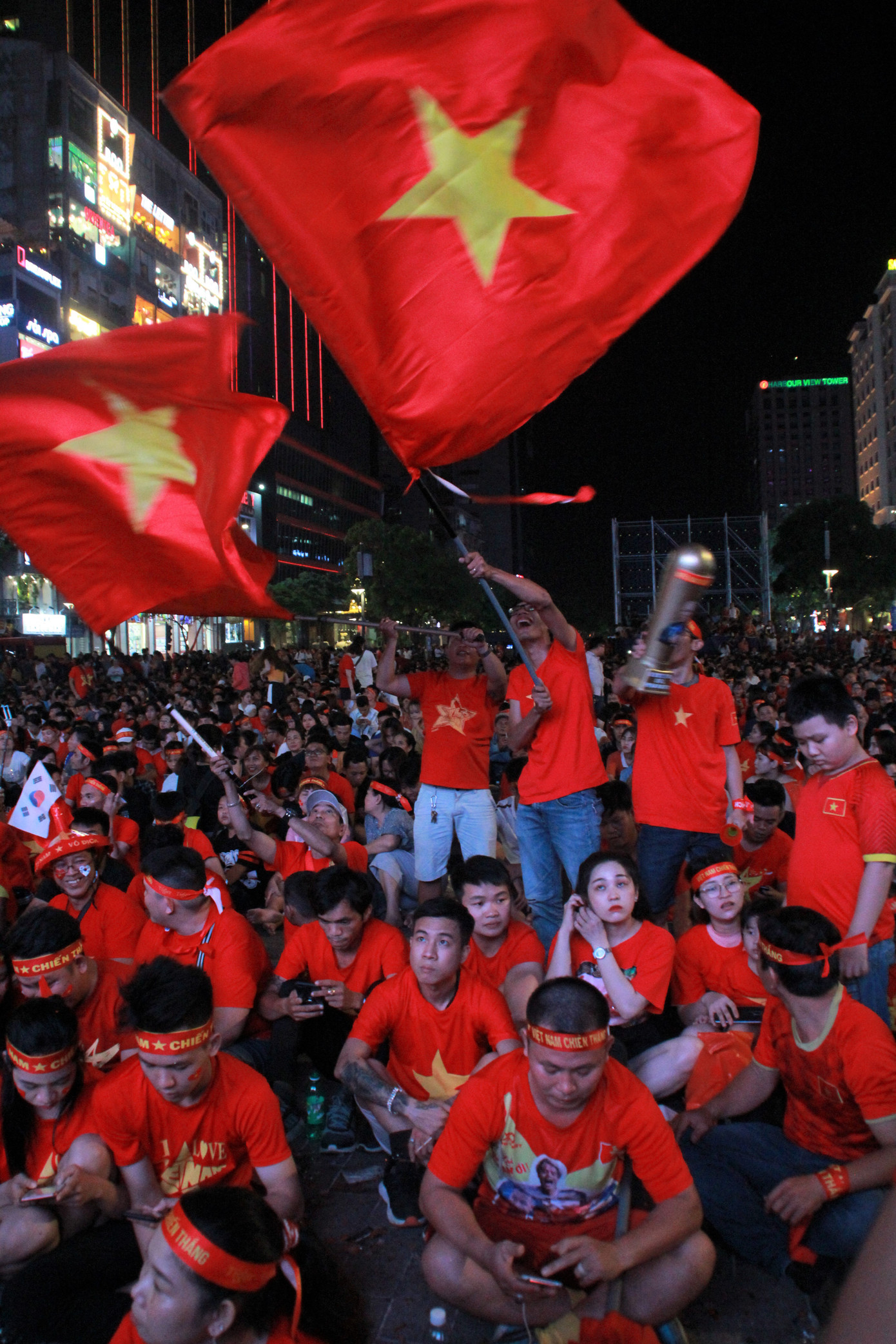 Việt Nam đấu Thái Lan, vạn người nhuộm đỏ phố Nguyễn Huệ ảnh 4