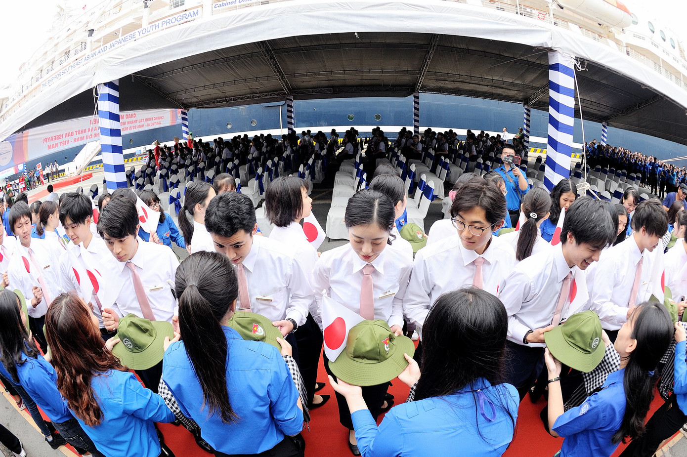 Đại biểu Tàu Thanh niên Đông Nam Á - Nhật Bản bắt đầu lưu giữ kỷ niệm tại TPHCM ảnh 5