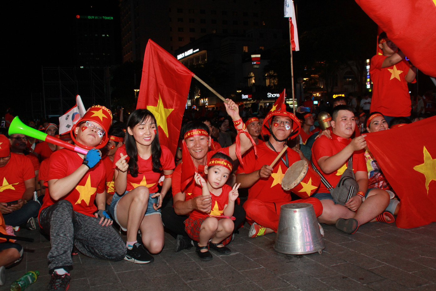 Đàm Vĩnh Hưng cùng hàng nghìn CĐV hô vang 'Việt Nam' ảnh 3