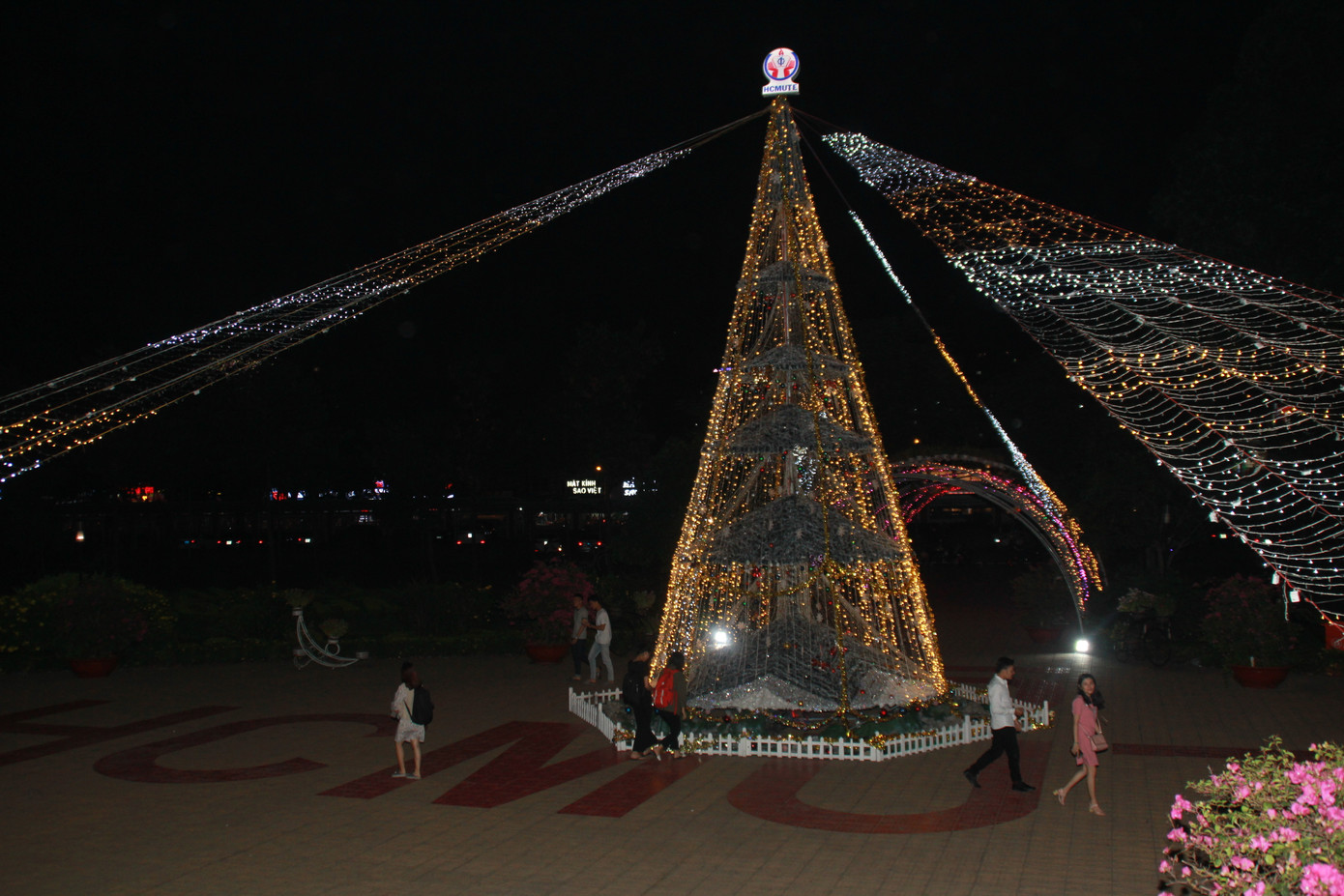 Mê ly với không gian đón Giáng sinh “xịn sò” giữa trường đại học ảnh 19