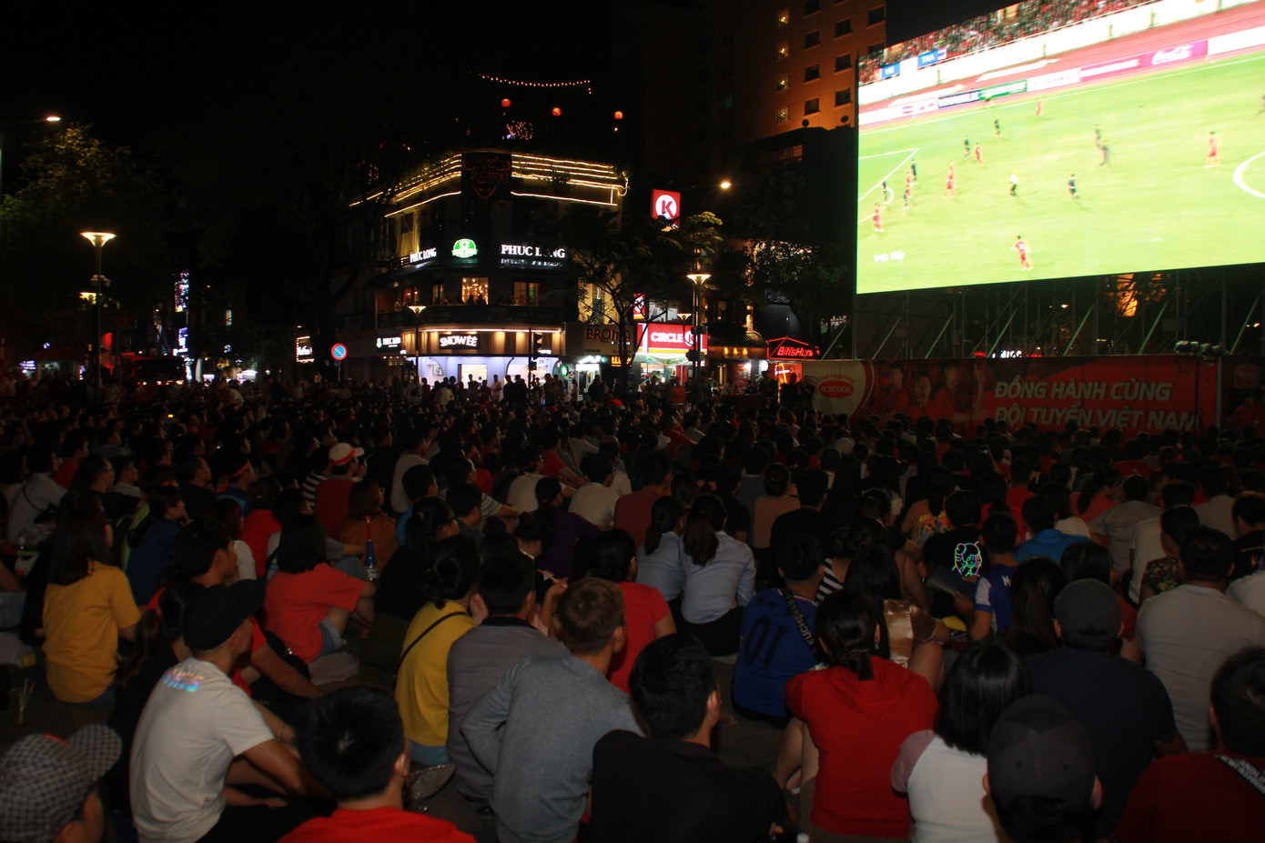 Việt Nam đấu Thái Lan, vạn người nhuộm đỏ phố Nguyễn Huệ ảnh 10