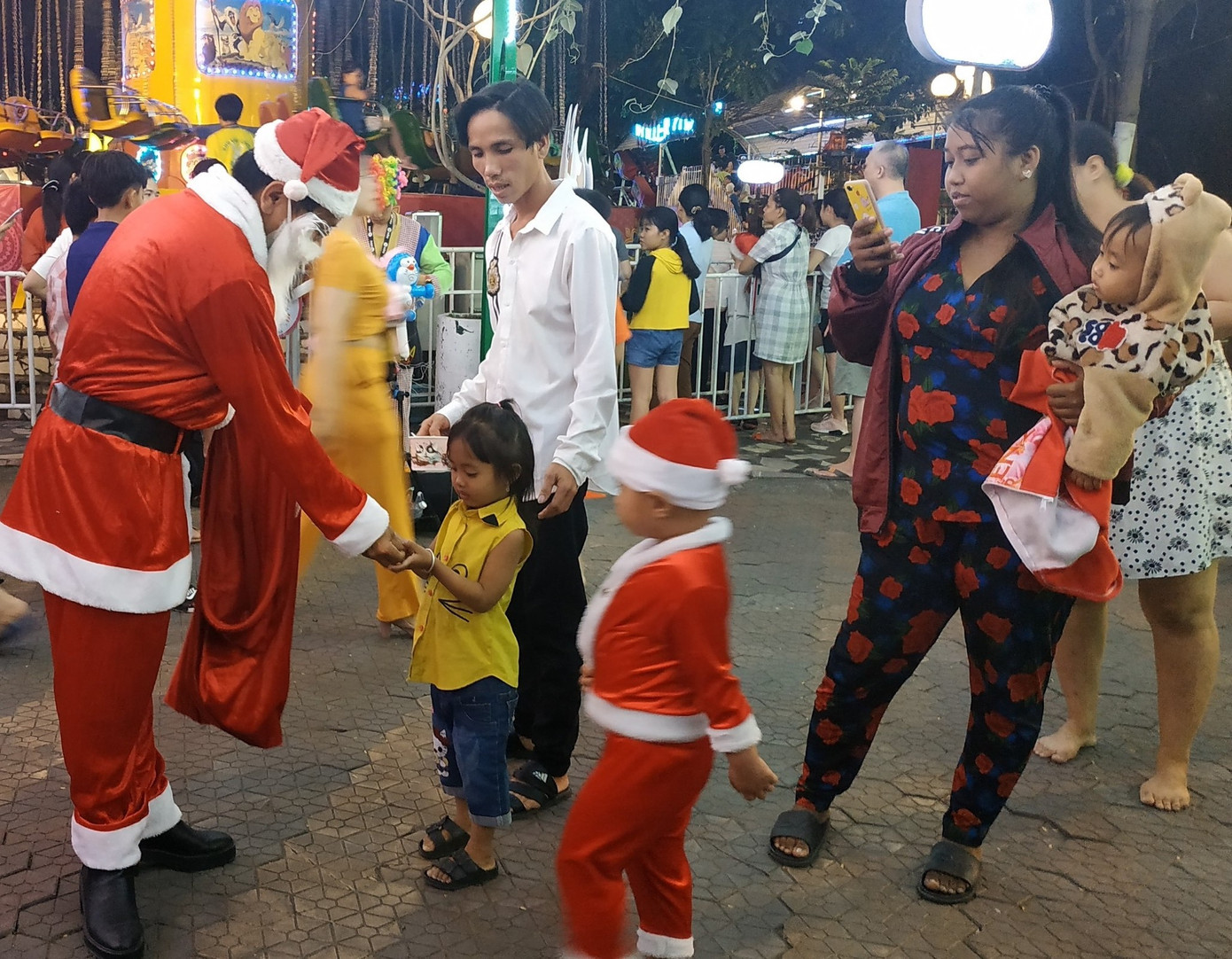 Bố mẹ đưa con đến check-in ở biệt thự lộng lẫy của Đàm Vĩnh Hưng đêm Noel ảnh 10