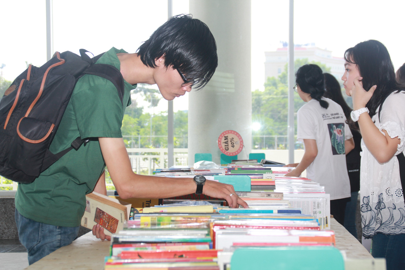 Bạn trẻ sôi nổi nhảy flashmob, ca hát, thi tài robot... ở ngày hội Tân sinh viên ảnh 8